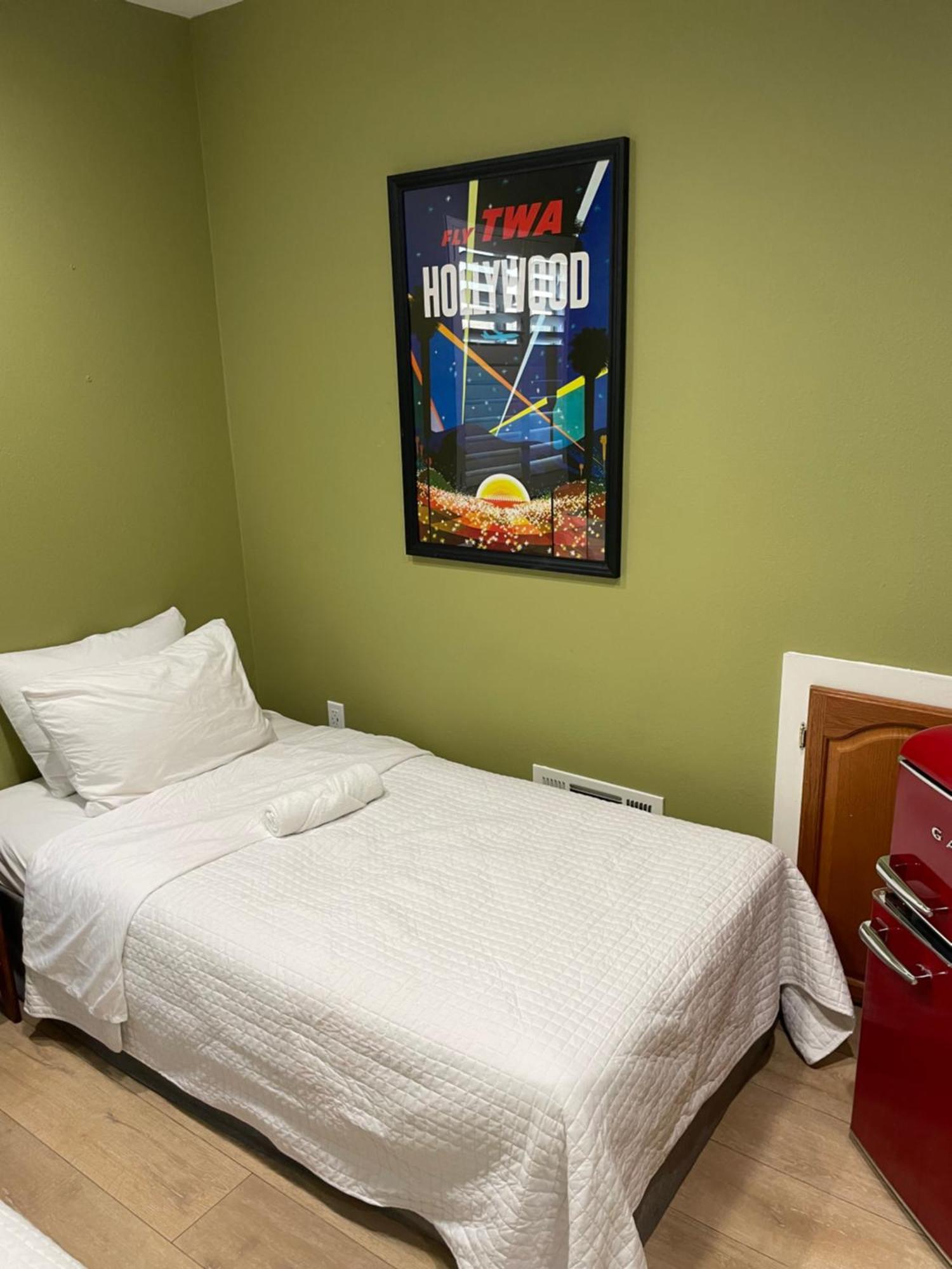 Private Room In Los Angeles La With Tv & Wifi & Ac & View Of Hollywood Sign & Private Fridge & Shared Kitchen!!! Bagian luar foto