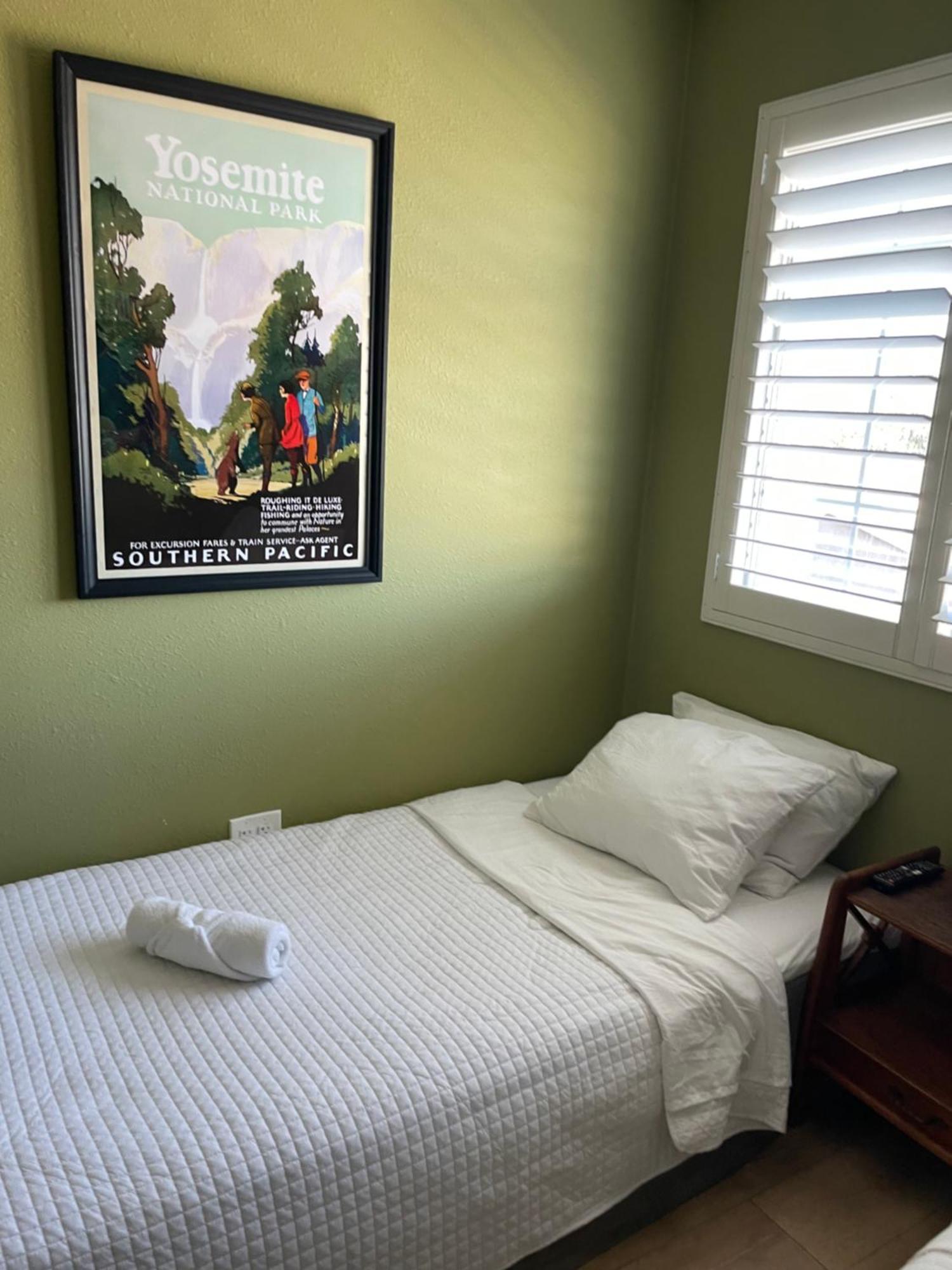 Private Room In Los Angeles La With Tv & Wifi & Ac & View Of Hollywood Sign & Private Fridge & Shared Kitchen!!! Bagian luar foto