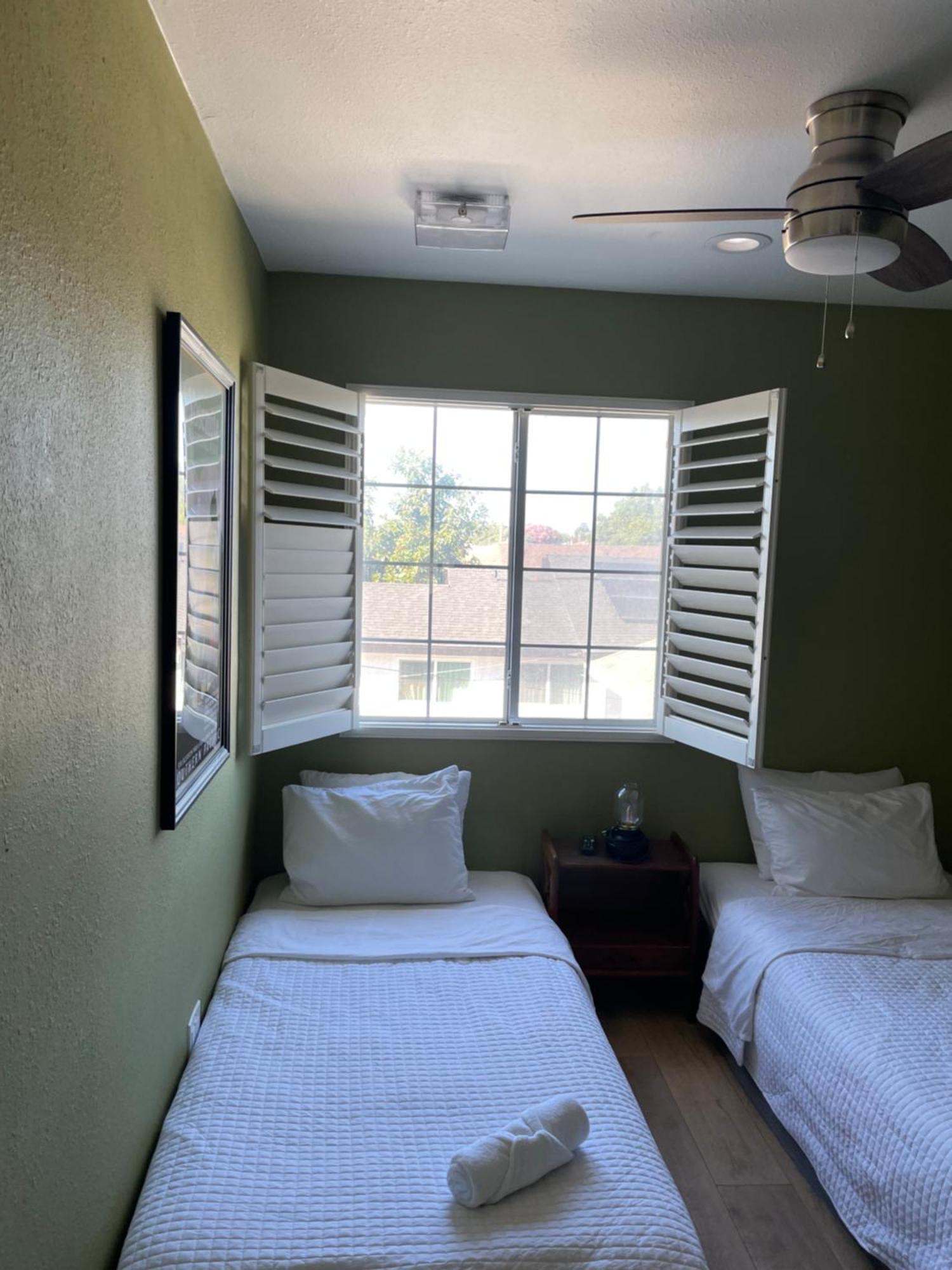 Private Room In Los Angeles La With Tv & Wifi & Ac & View Of Hollywood Sign & Private Fridge & Shared Kitchen!!! Bagian luar foto